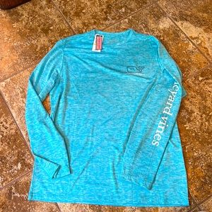 Vineyard Vines long sleeve performance T. Size medium